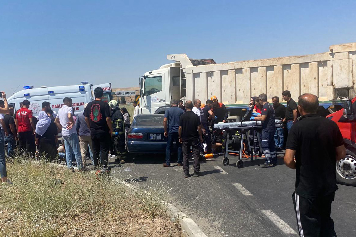 Batman-Diyarbakır kara yolunda otomobil ile kamyon çarpıştı: 2 ağır yaralı