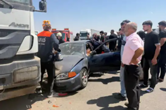 Batman-Diyarbakır kara yolunda otomobil ile kamyon çarpıştı: 2 ağır yaralı