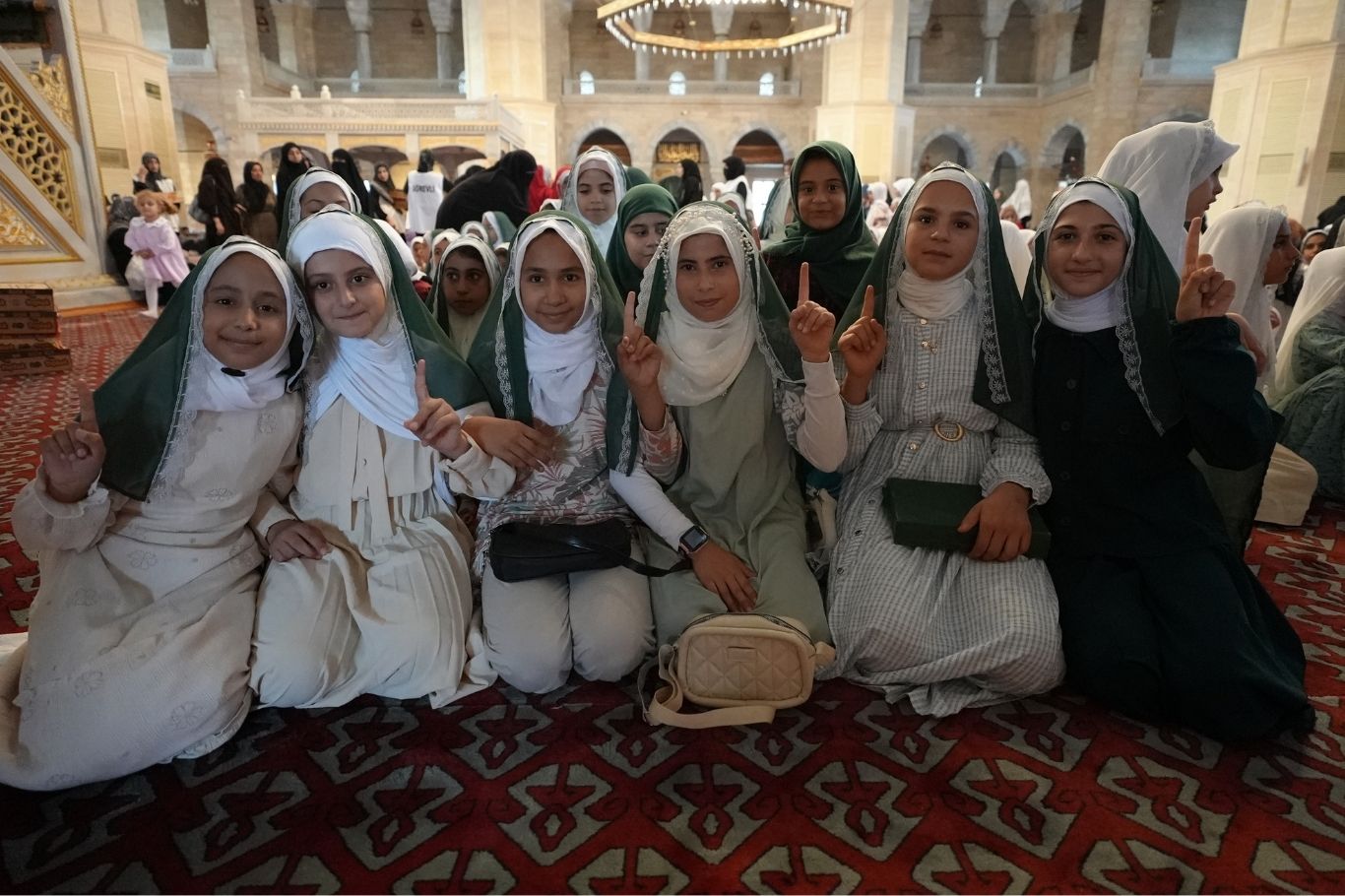 Adana’da Peygamber Sevdalıları Vakfınca düzenlenen programda yüzlerce kız çocuğu tesettüre girerken, öğrenciler Filistin bayrağıyla koreografi düzenledi.