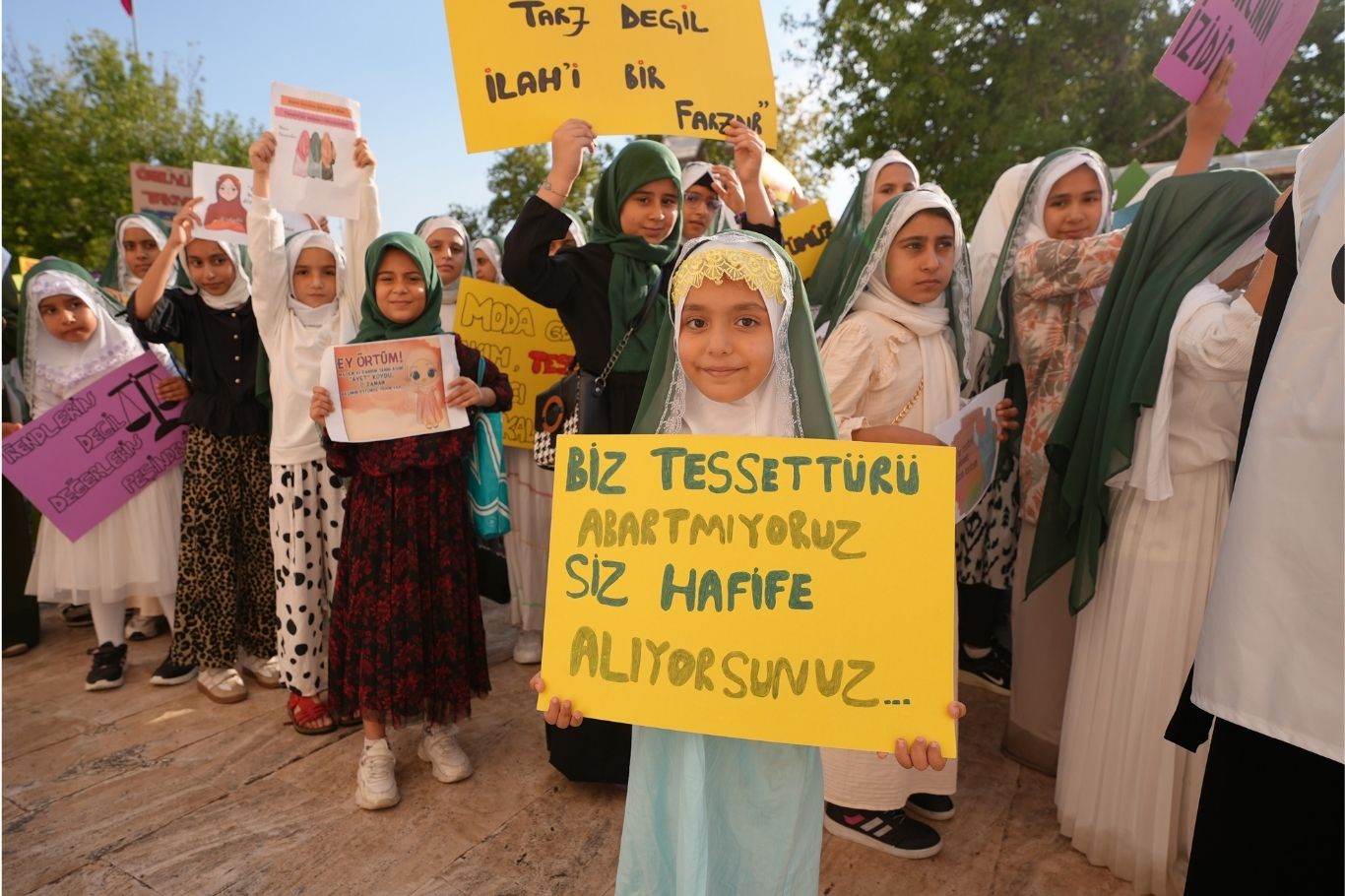 Adana’da Peygamber Sevdalıları Vakfınca düzenlenen programda yüzlerce kız çocuğu tesettüre girerken, öğrenciler Filistin bayrağıyla koreografi düzenledi.