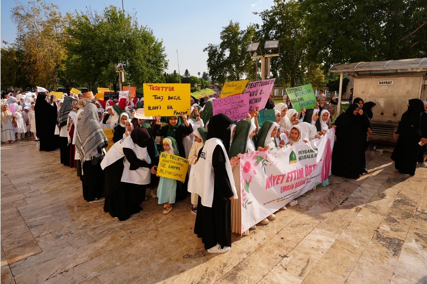 Adana’da Peygamber Sevdalıları Vakfınca düzenlenen programda yüzlerce kız çocuğu tesettüre girerken, öğrenciler Filistin bayrağıyla koreografi düzenledi.