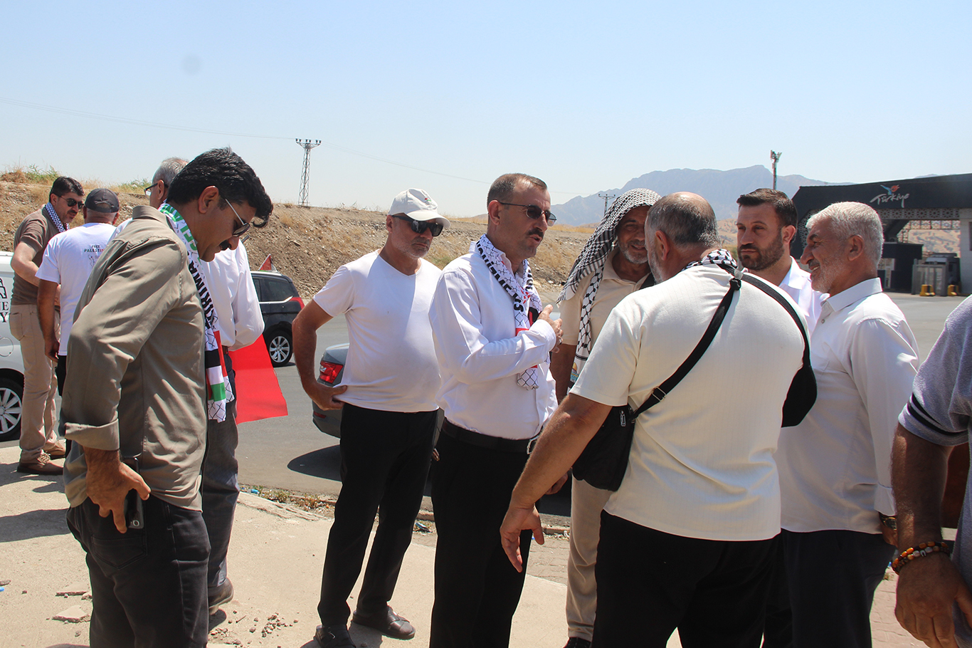 IRAK HÜKÜMETİNİN İZİN VERMEDİĞİ FİLİSTİN KONVOYU GERİ DÖNDÜ
