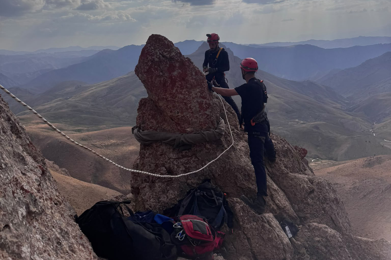 Şırnak'ta dağda mahsur kalan keçiler için ekipler seferber oldu