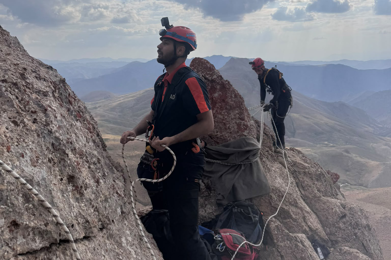 ŞIRNAK'TA DAĞDA MAHSUR KALAN KEÇİLER İÇİN EKİPLER SEFERBER OLDU