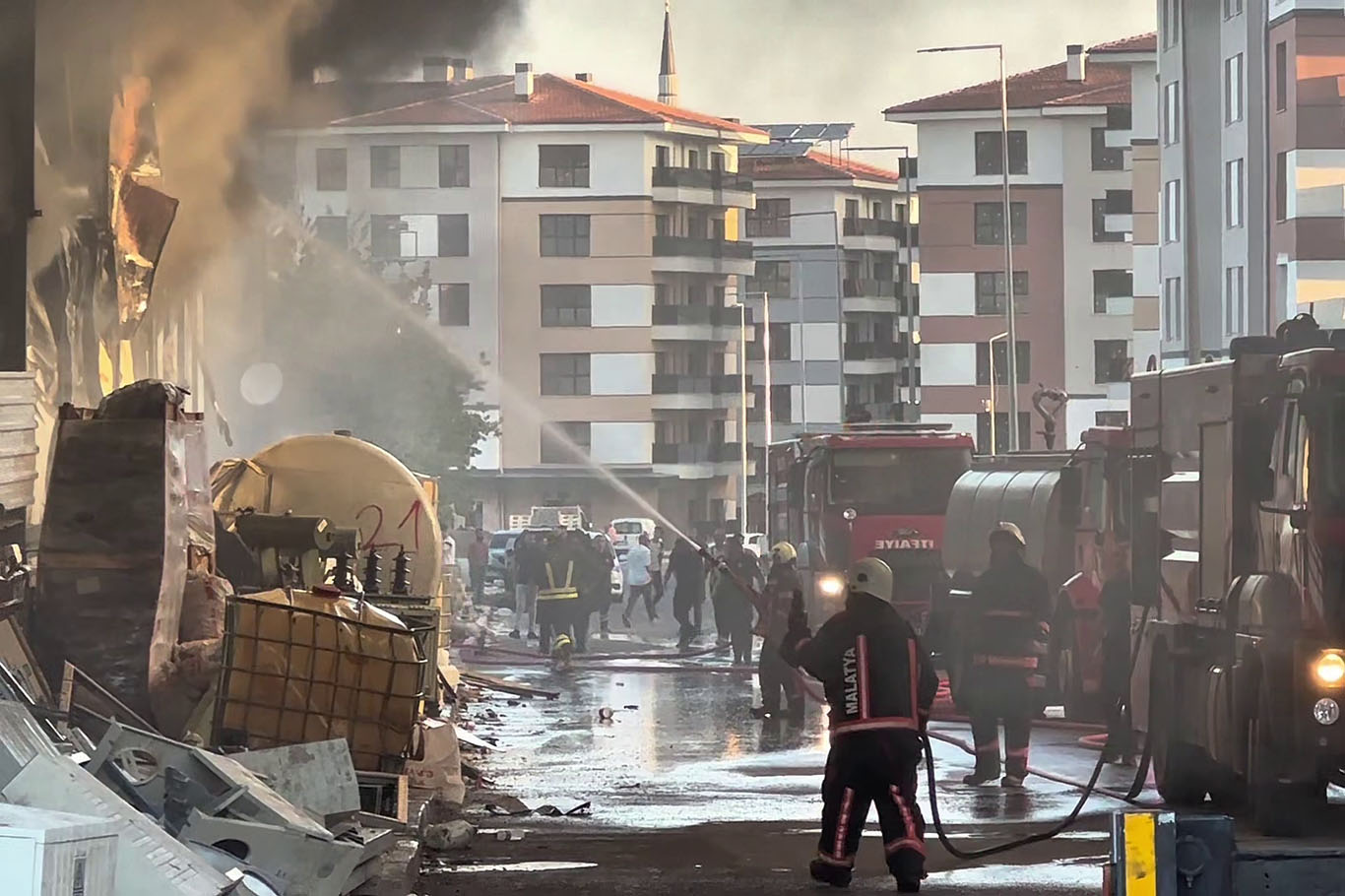 Malatya'da konteyner koğuşlarda çıkan yangında 180 konteyner yandı