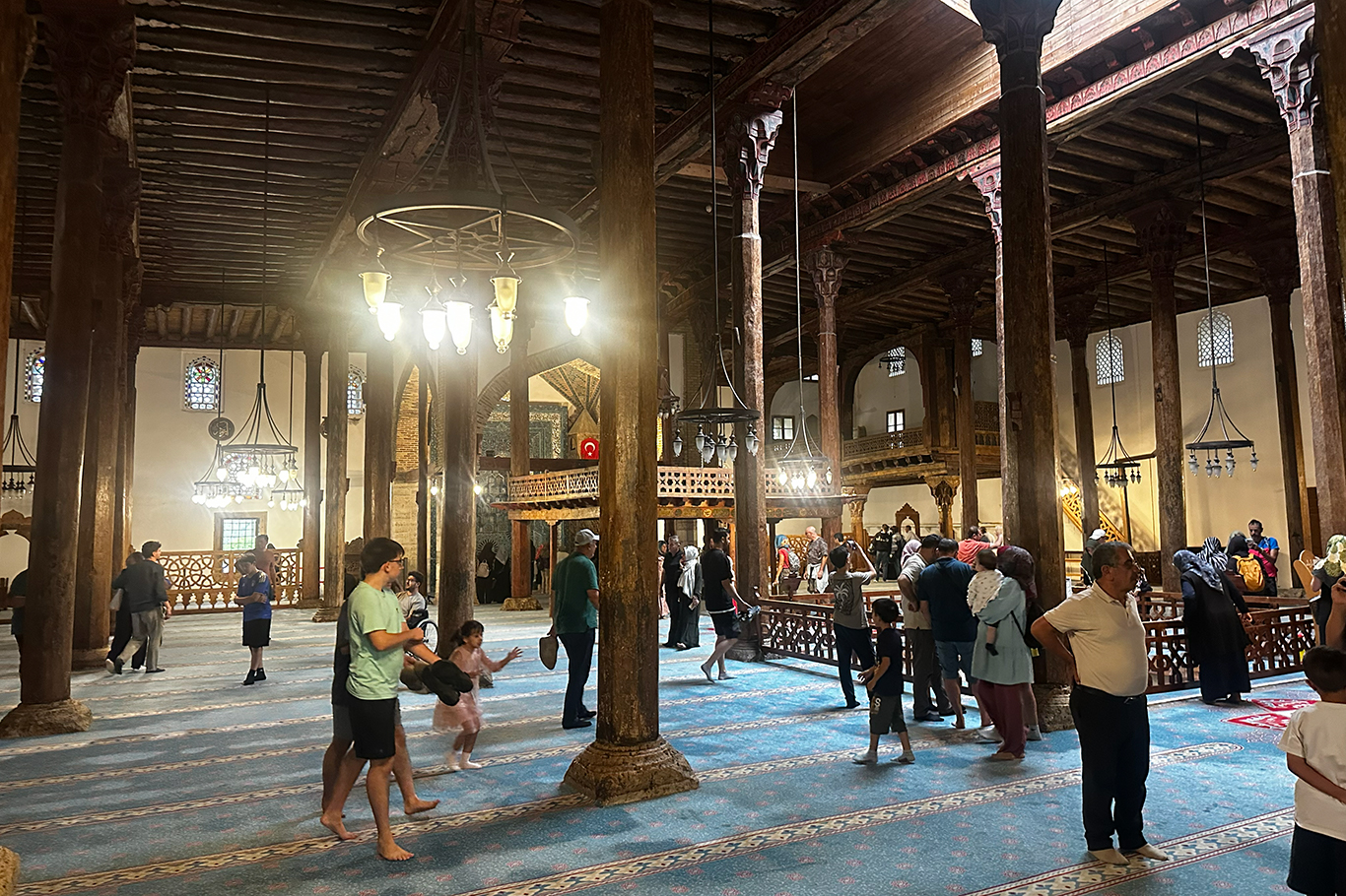 13. yüzyıldan günümüze uzanan Eşrefoğlu Camii yaz aylarında ziyaretçilerini ağırlıyor