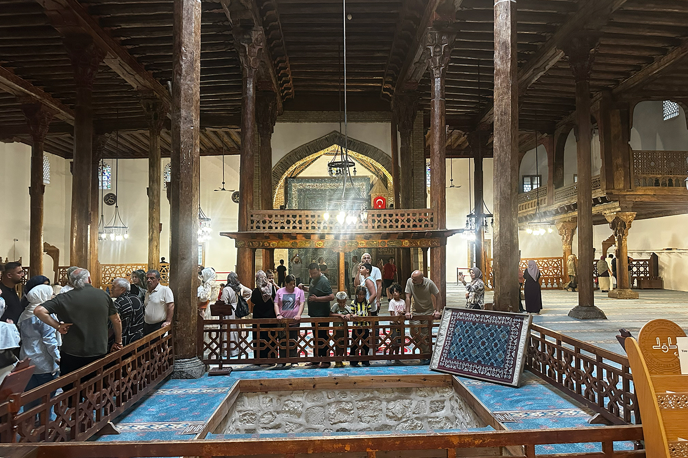 13. yüzyıldan günümüze uzanan Eşrefoğlu Camii yaz aylarında ziyaretçilerini ağırlıyor