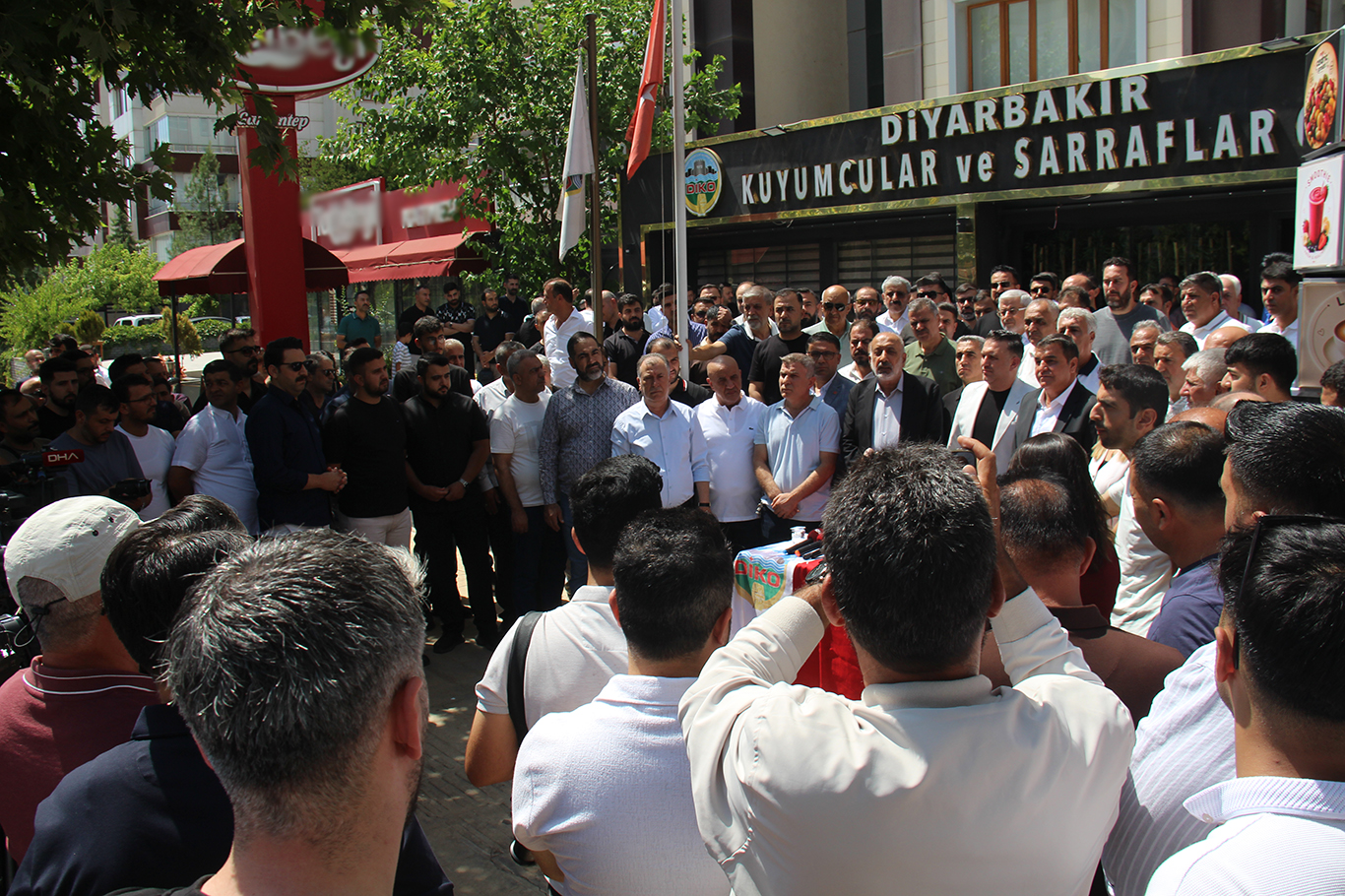 Diyarbakır kuyumcularından silahlı saldırıya tepki