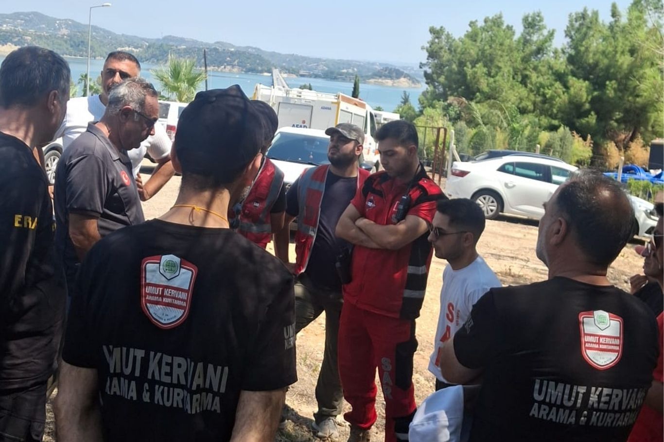 Adana'da elektrik faturasını ödemek için evden çıktıktan sonra kaybolan 77 yaşındaki Alzheimer hastası Rasih Özmen'i arama çalışmaları sürüyor. Polis, AFAD ve Umut Kervanı Arama Kurtarma ekipleri bölgede çalışmalarını sürdürüyor.