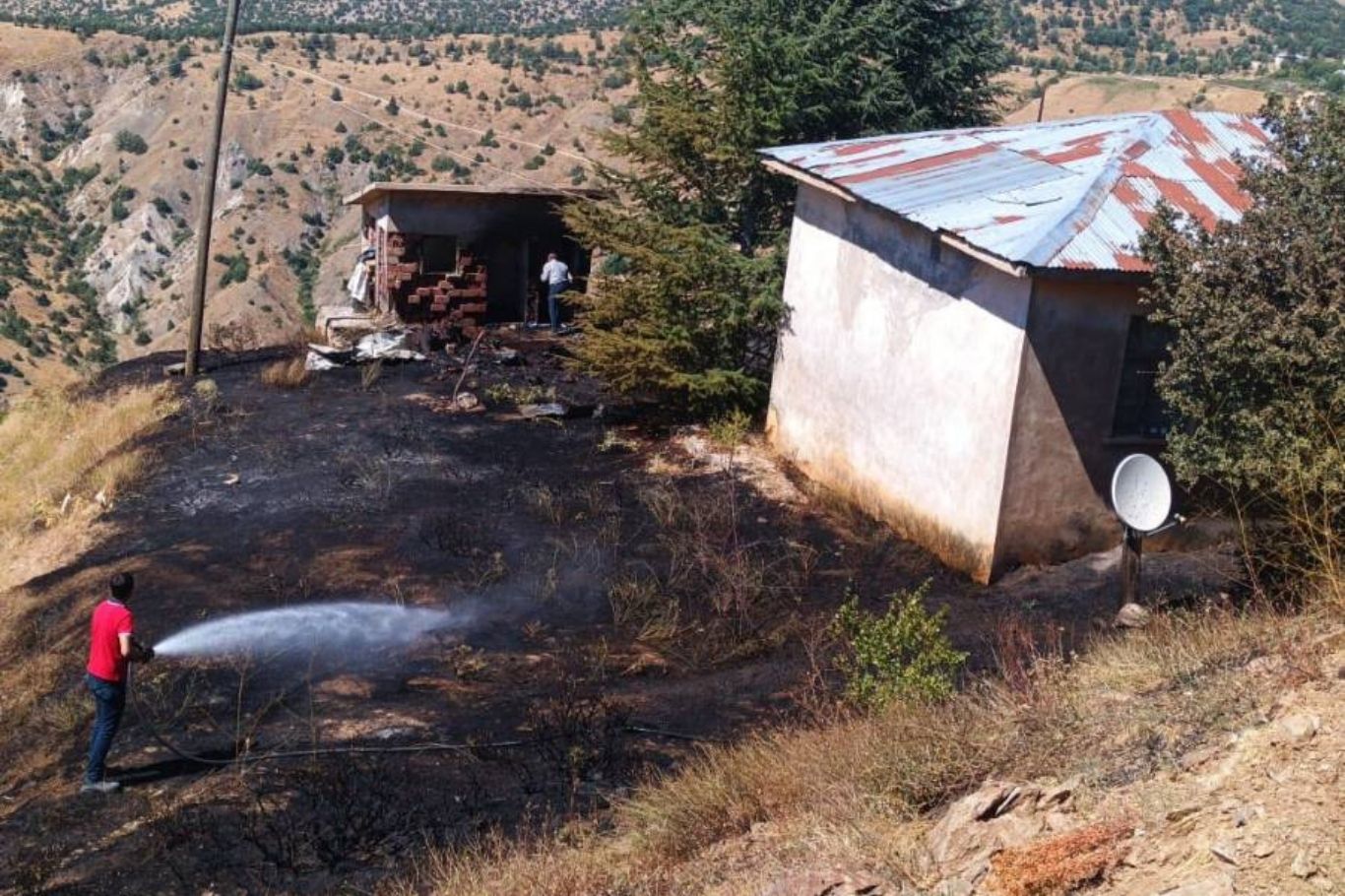 Malatya'da ot ve odunluk yangını