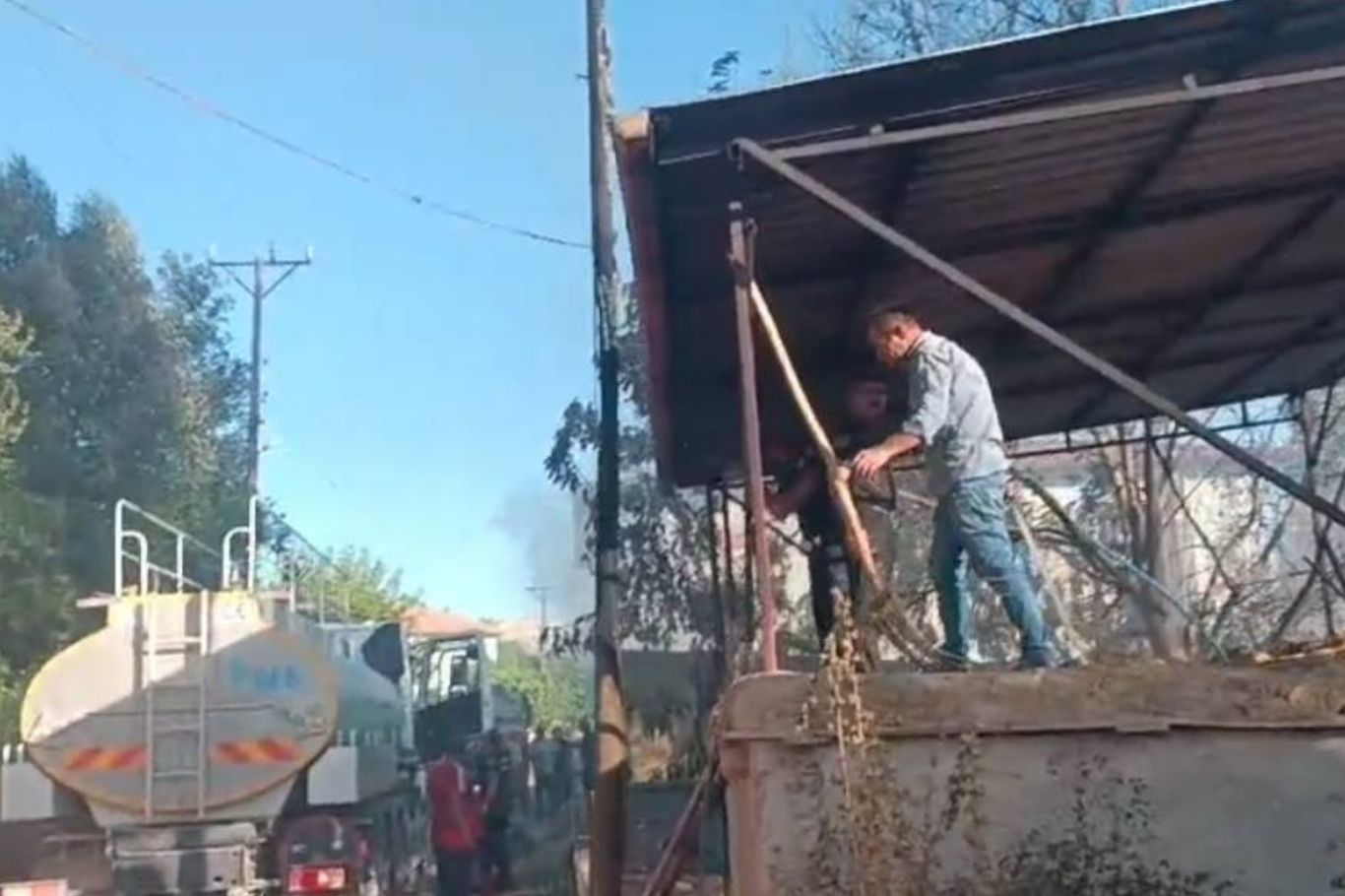 Malatya'daki yangın kontrol altına alındı: 2 ahır bir ev zarar gördü, 3 kişi dumandan etkilendi