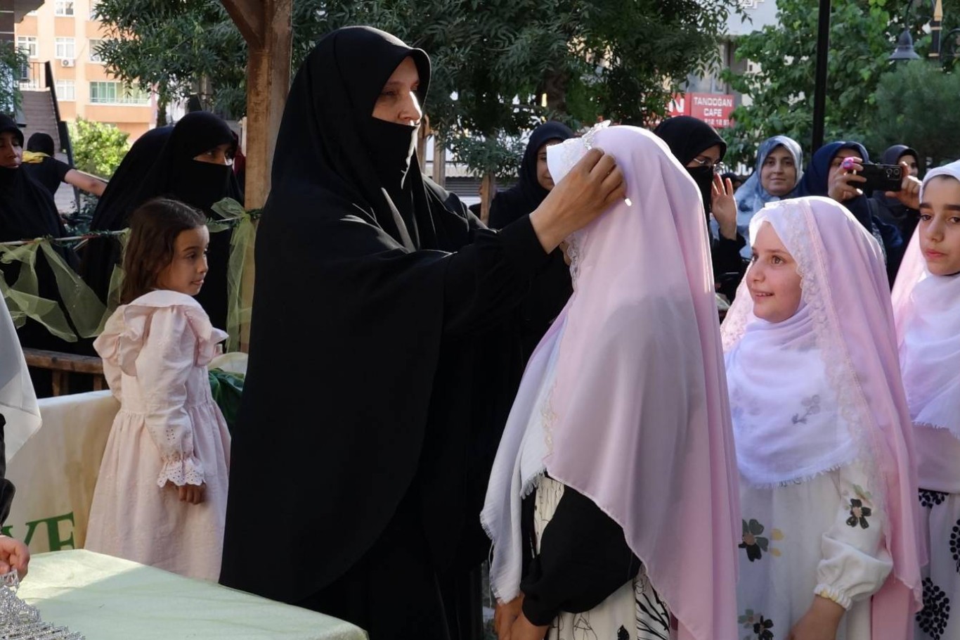 Mardin'de "Niyet Ettim Örtünmeye, Emrin Başım Üstüne" programı düzenledi