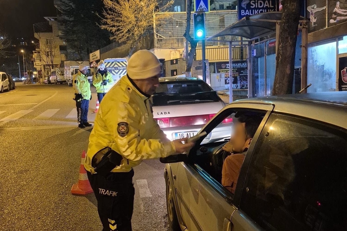 Bursa’da huzur denetimi: 8 aranan şüpheli yakalandı