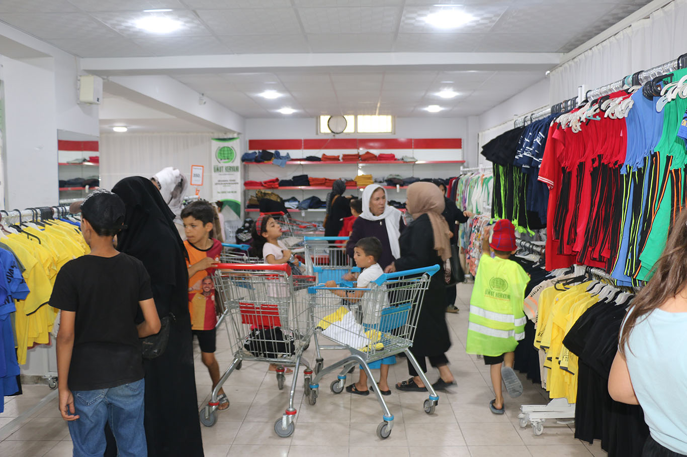 Şanlıurfa'da yüzlerce aileye yazlık giyim yardımı