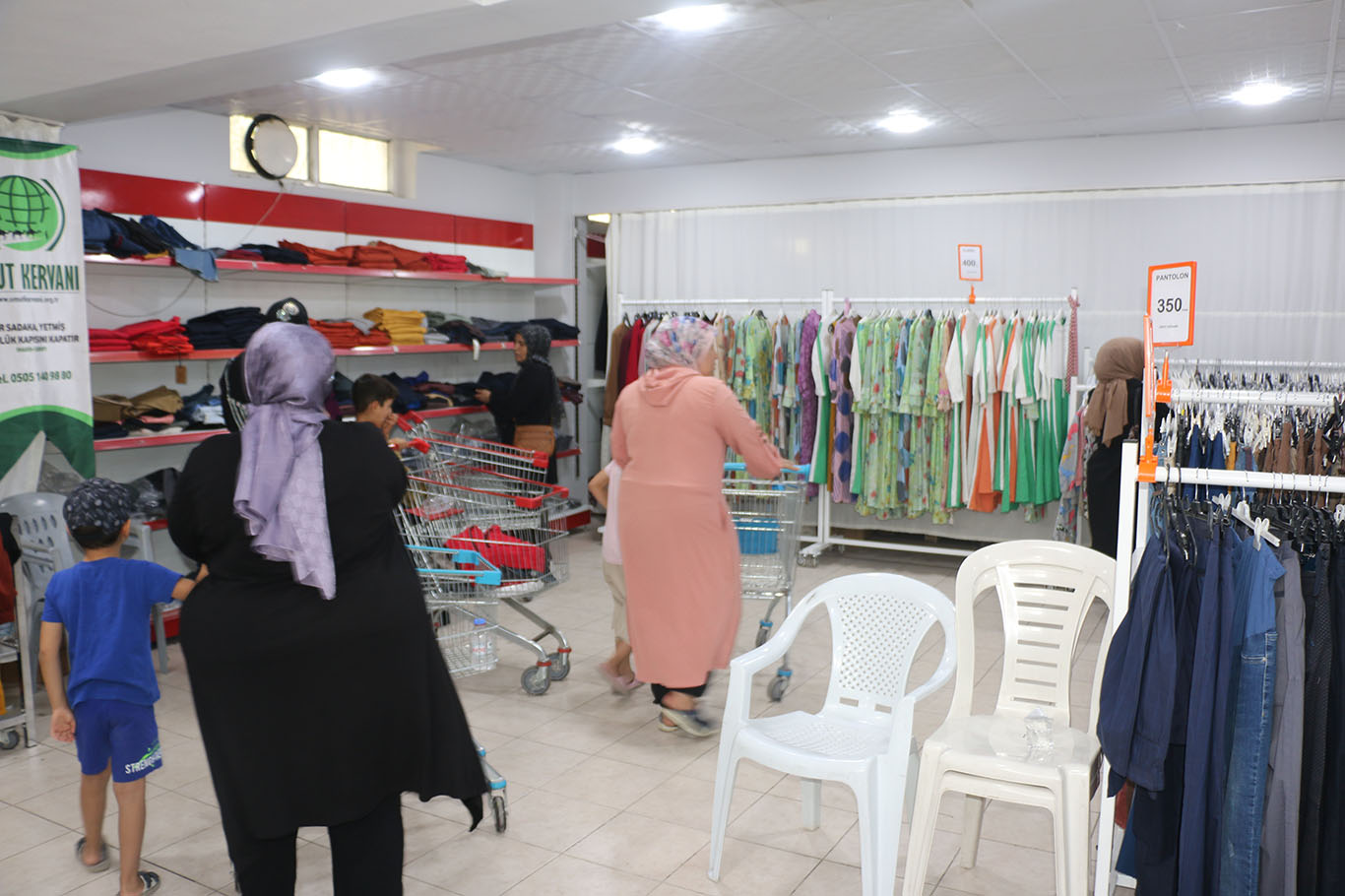 Şanlıurfa'da yüzlerce aileye yazlık giyim yardımı