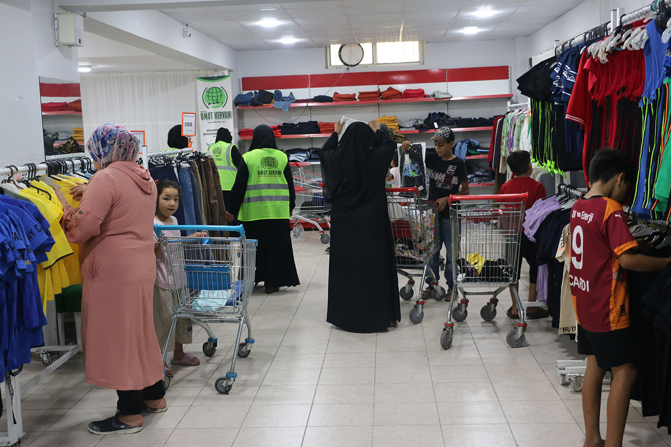 Şanlıurfa'da yüzlerce aileye yazlık giyim yardımı