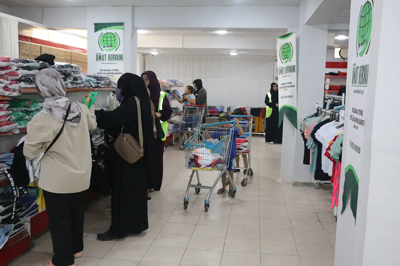 Şanlıurfa'da yüzlerce aileye yazlık giyim yardımı