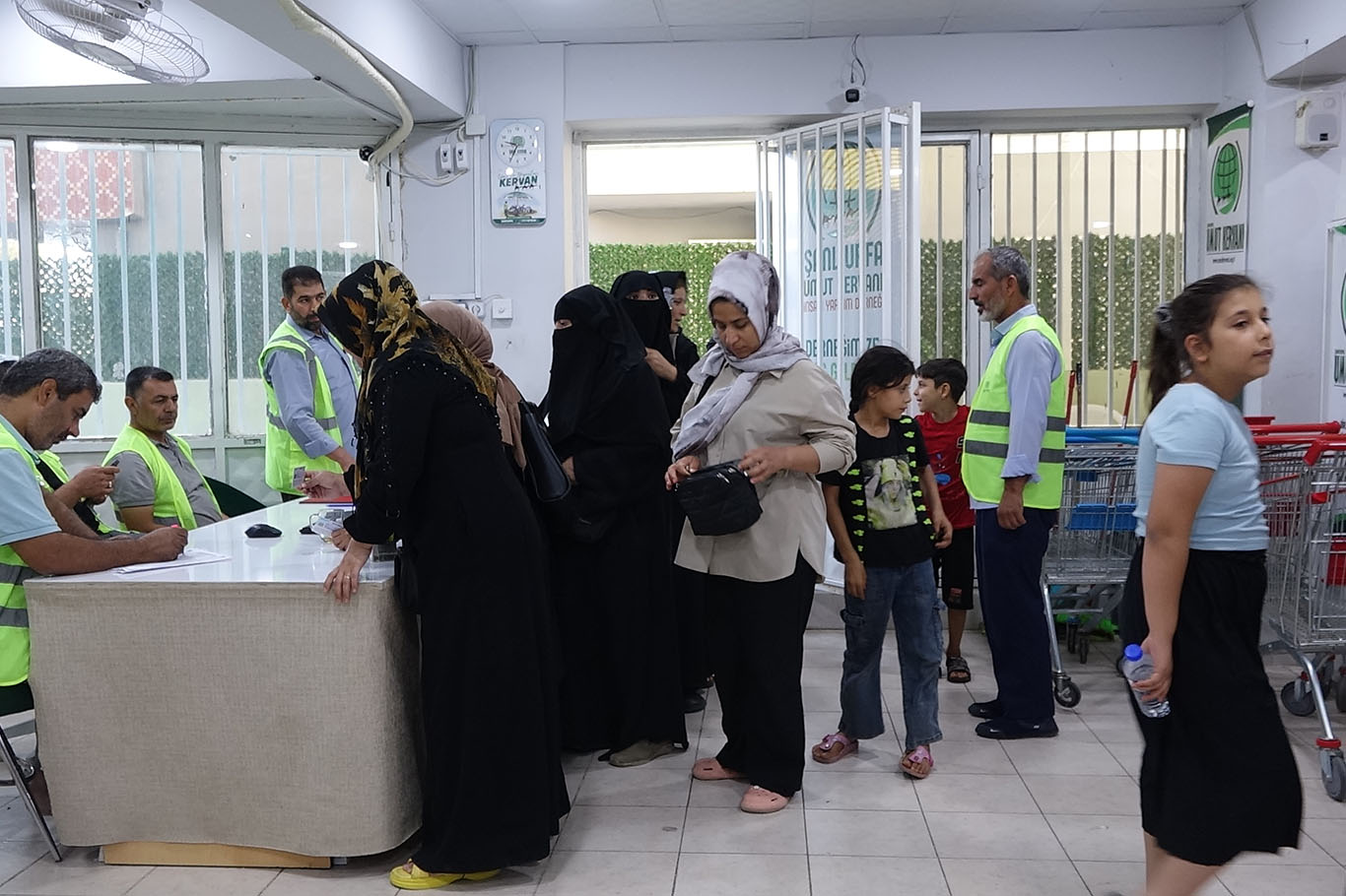 Şanlıurfa'da yüzlerce aileye yazlık giyim yardımı