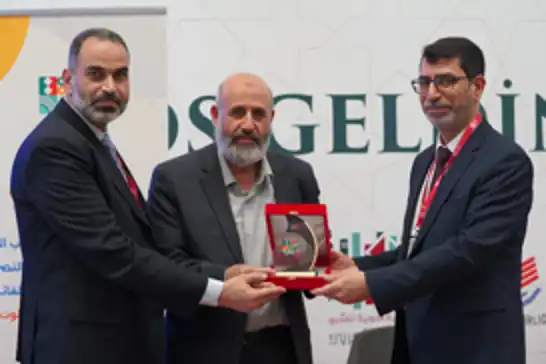 Filistin Alimler Birliği Başkanı Tekruri’ye İstanbul Arapça Kitap Fuarı’nda onur plaketi
