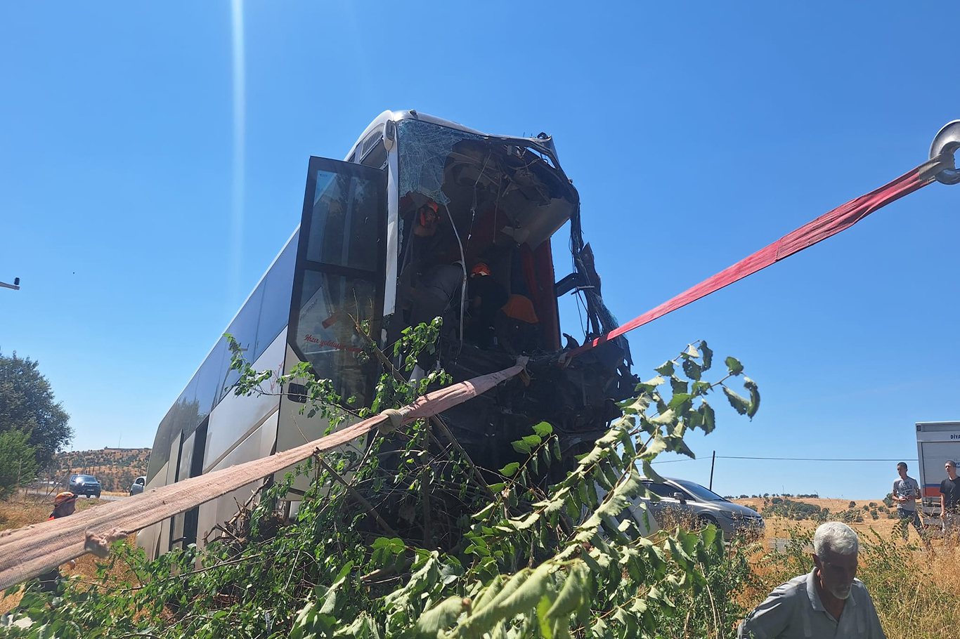 Yolcu otobüsü şarampole devrildi: 2 yaralı