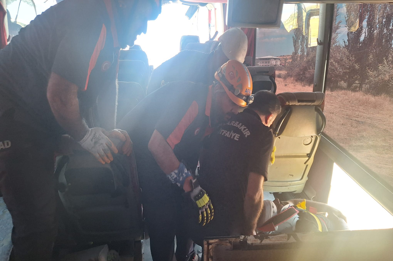 Yolcu otobüsü şarampole devrildi: 2 yaralı
