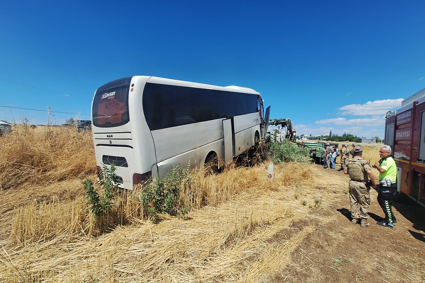 Yolcu otobüsü şarampole devrildi: 2 yaralı
