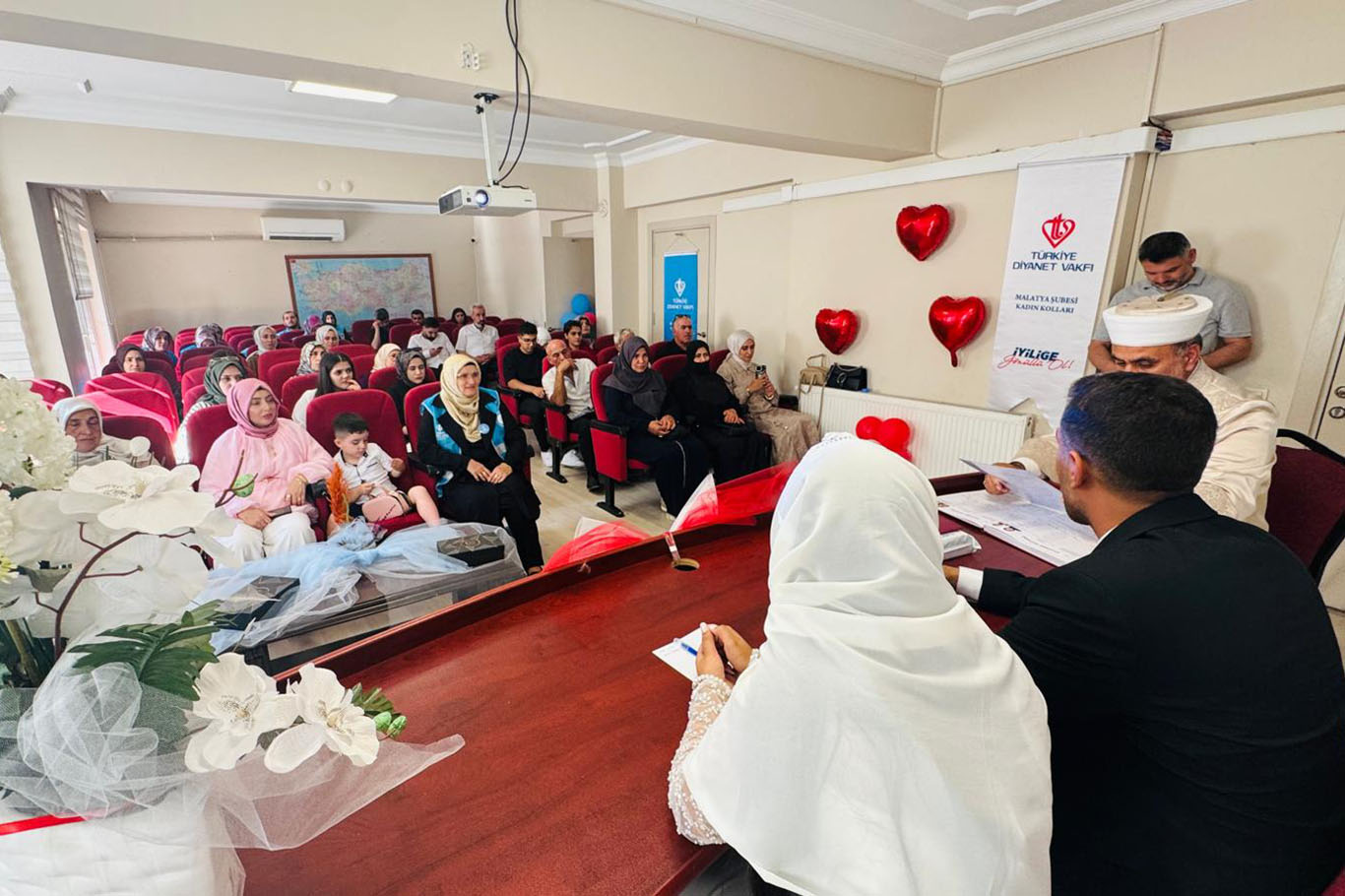 "İki İnsan Bir Hayat" projesi kapsamında Malatya'da iki genç çiftin nikâhı kıyıldı