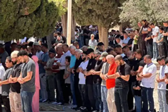 سەرەڕای تەواوی ڕێگرییەکانی داگیرکەران نزیکەی ٧٠ هەزار کەس نوێژی هەینییان لە مزگەوتی ئەقسا ئەنجام دا