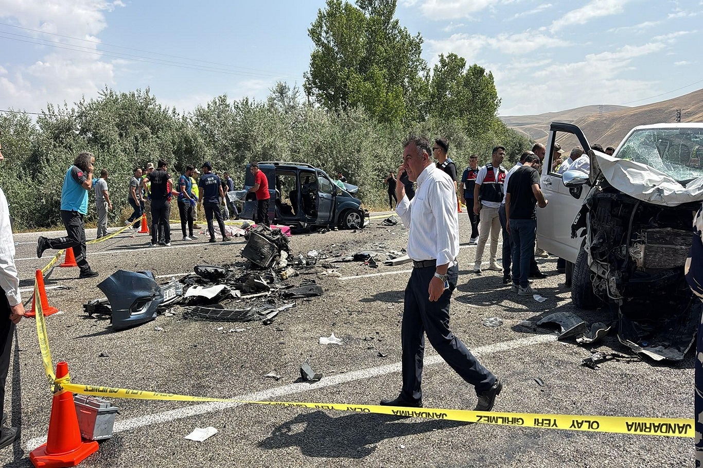 Van'da iki araç kafa kafaya çarpıştı: 2 ölü, 9 yaralı