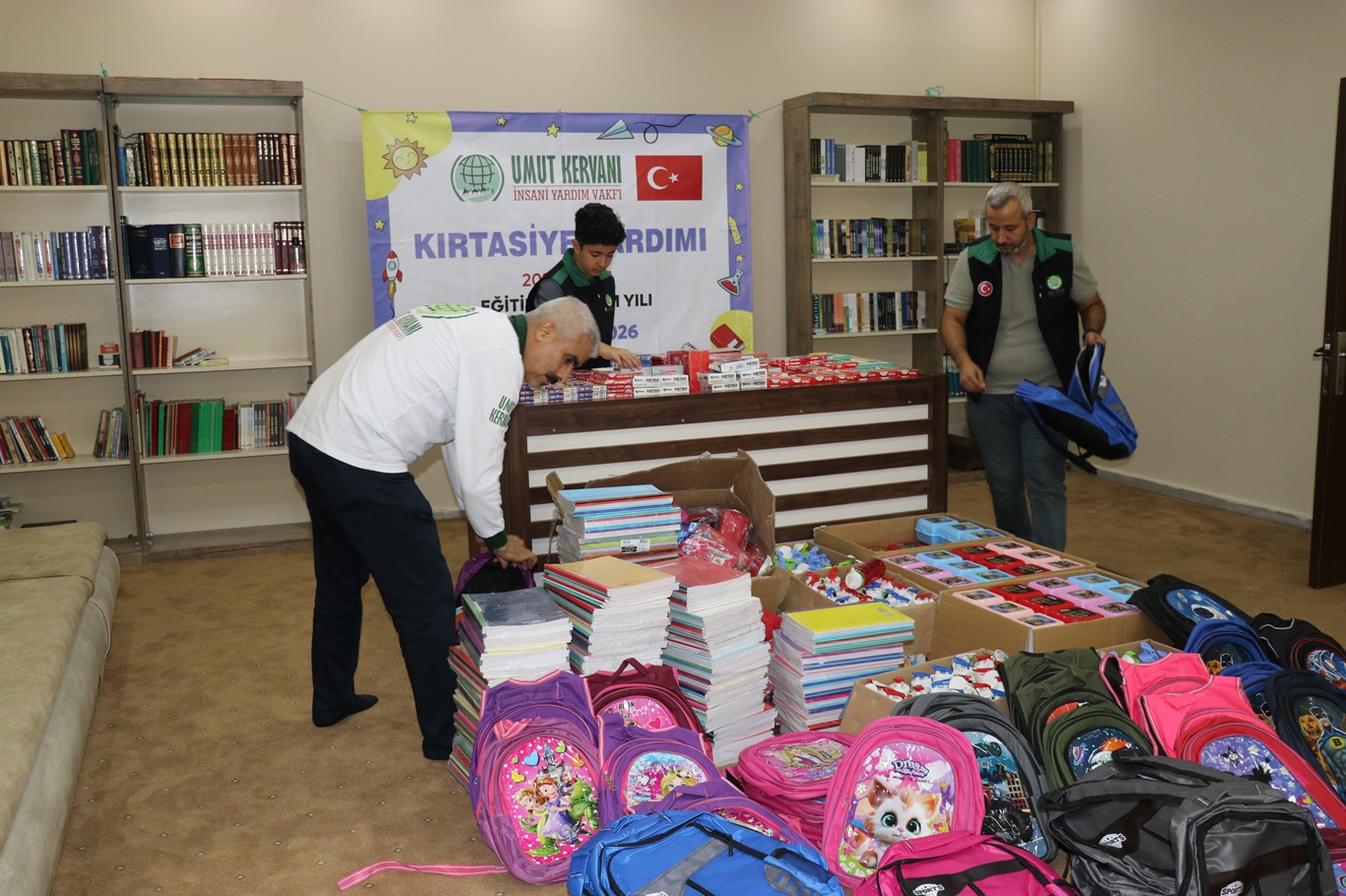 Umut Kervanı Ankara'dan 100 öğrenciye kırtasiye desteği