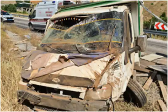 Malatya'da kamyonet kaza yaptı: 2 yaralı