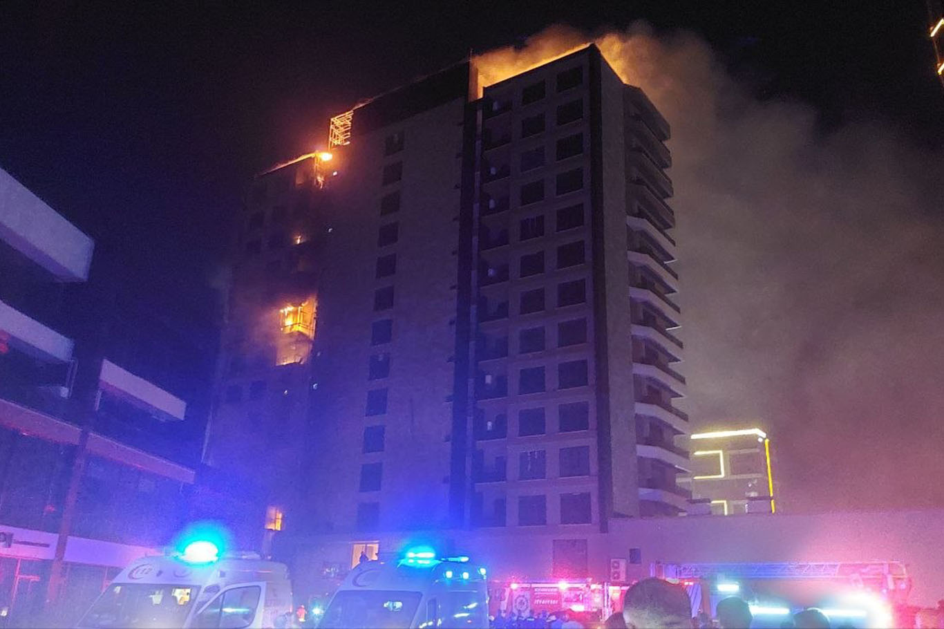 Diyarbakır Valisi Zorluoğlu: 3'ü itfaiye eri, 2 bina sakini olmak üzere 5 kişi yangından etkilendi