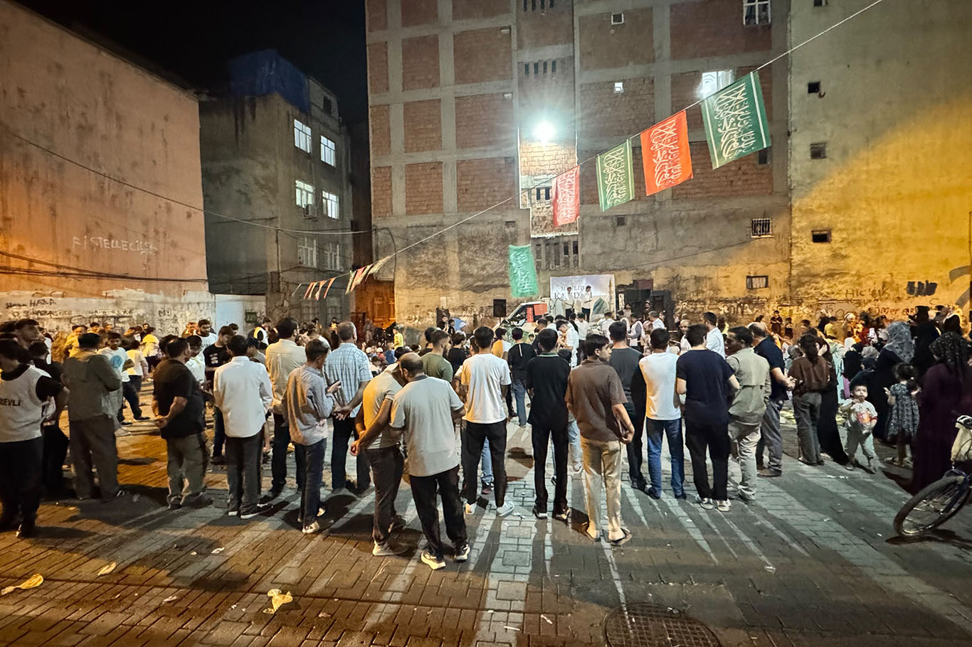 Davet ve Gençlik Hareketi mevlid programlarını parklara taşıdı: 16 noktada salavatlar yükseldi