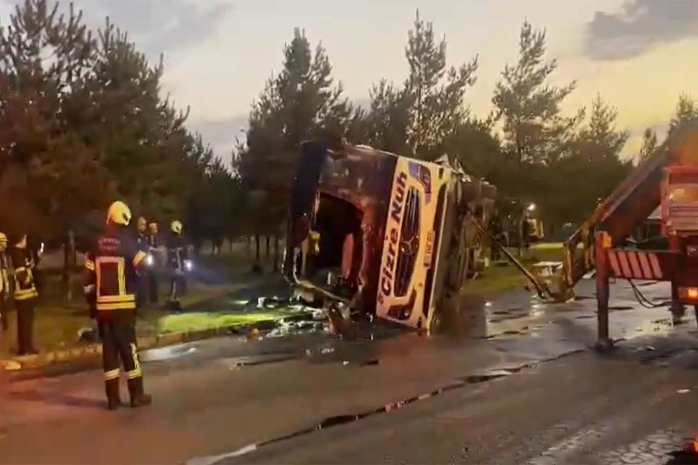 Kayseri'de yolcu otobüsü benzin tankerine çarptı: 35 yaralı