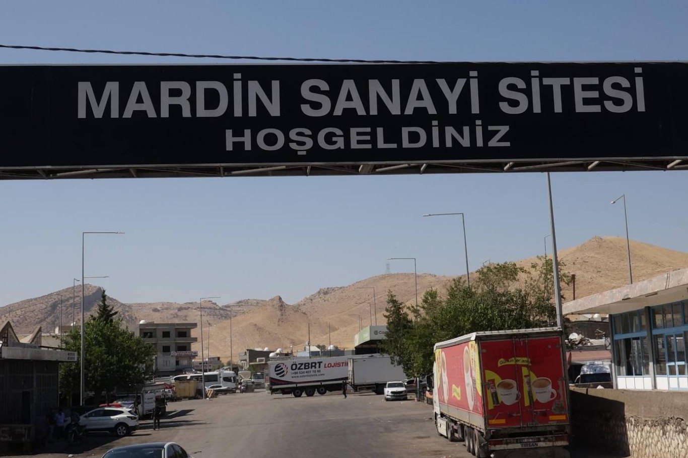 Mardin’de kavurucu sıcaklar araçları da vurdu: Hararet ve bozuk yollar sürücüleri sanayiye mahkum etti