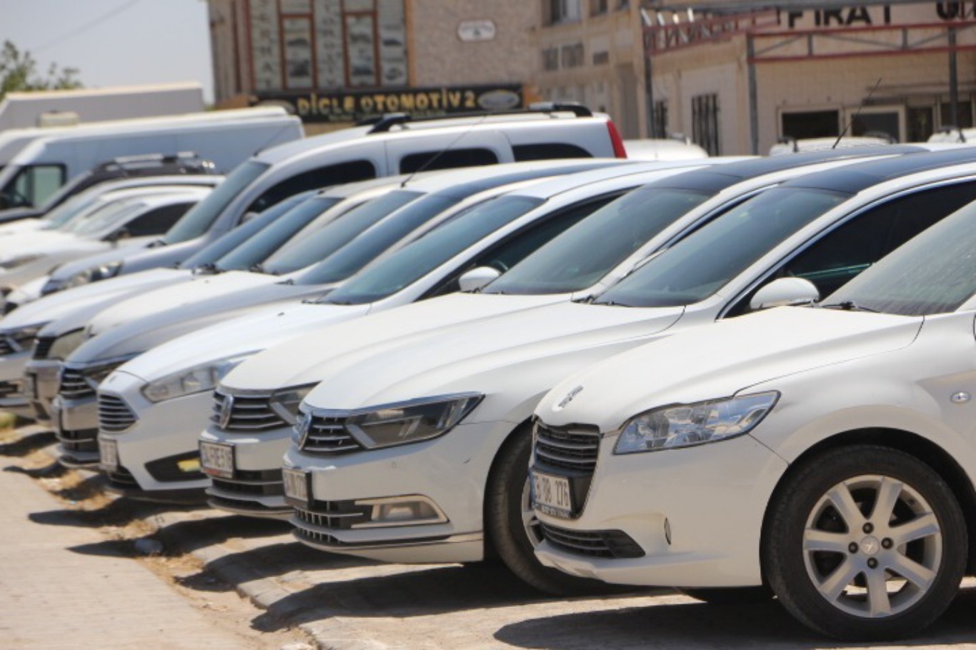 Mardin’de kavurucu sıcaklar araçları da vurdu: Hararet ve bozuk yollar sürücüleri sanayiye mahkum etti
