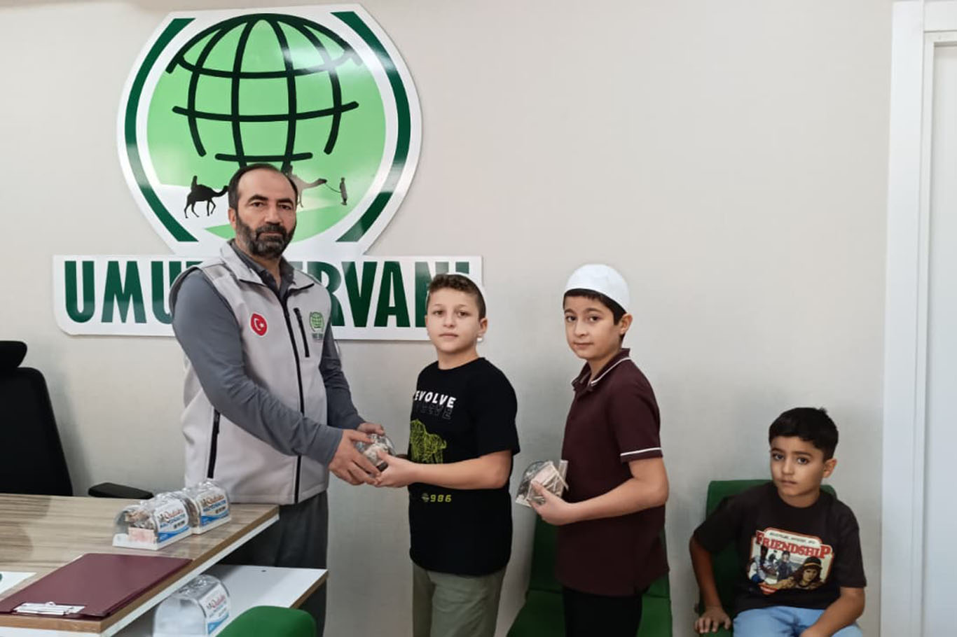 Şanlıurfa'da çocuklardan Şifa Hastanesi'ne kumbaralı destek