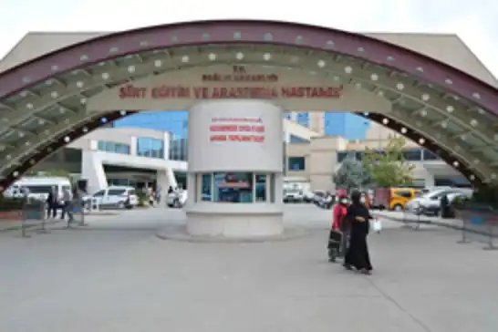 Siirt’te hastane önünde silahlı saldırı iddiası: Vurulan kişi başka araçla götürüldü