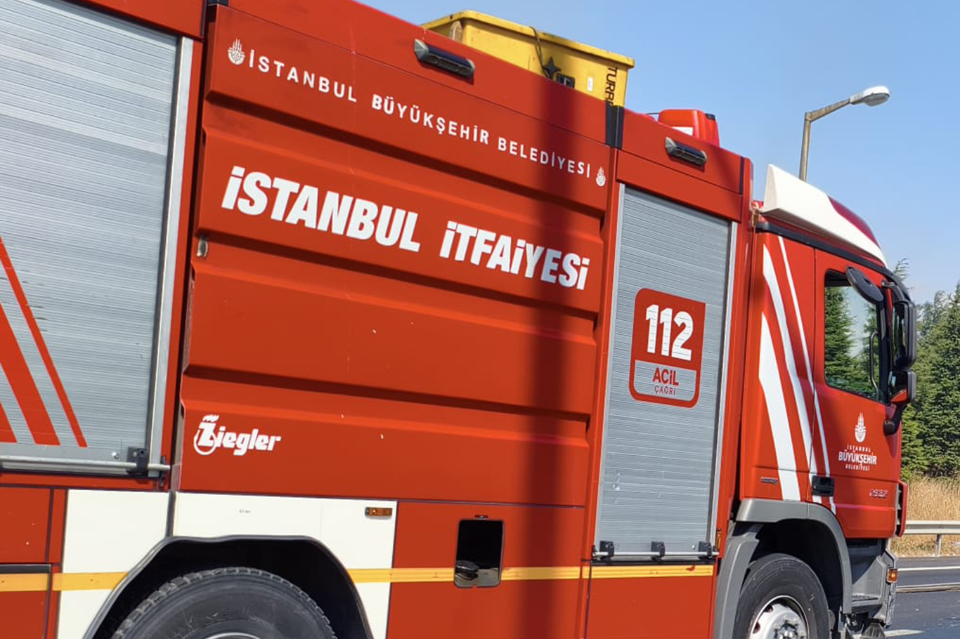 İstanbul'da oto galeride yangın: 3 araç yandı