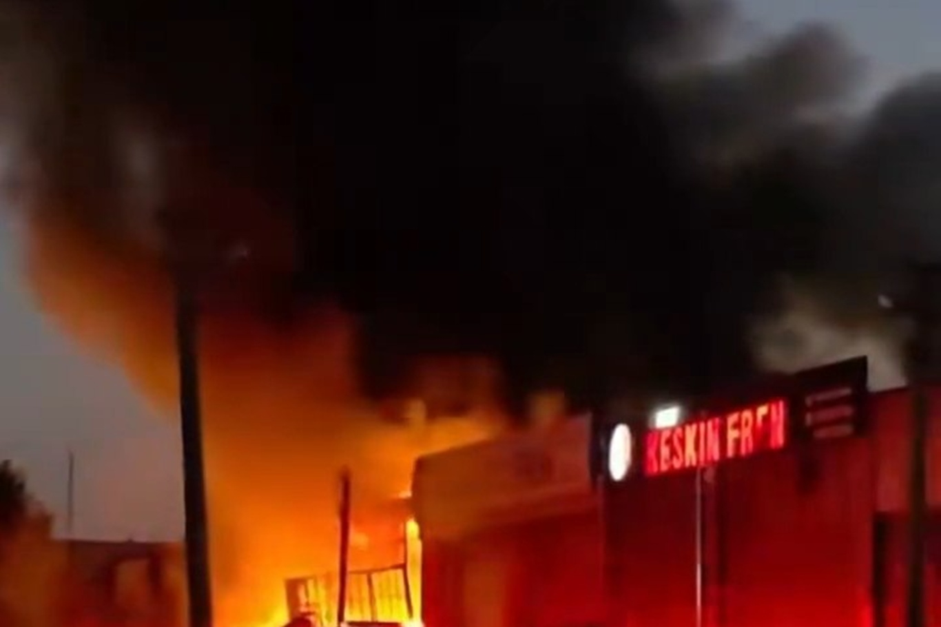 Bursa’da boya imalathanesinde yangın: Alevler çevredeki iş yerlerine sıçradı