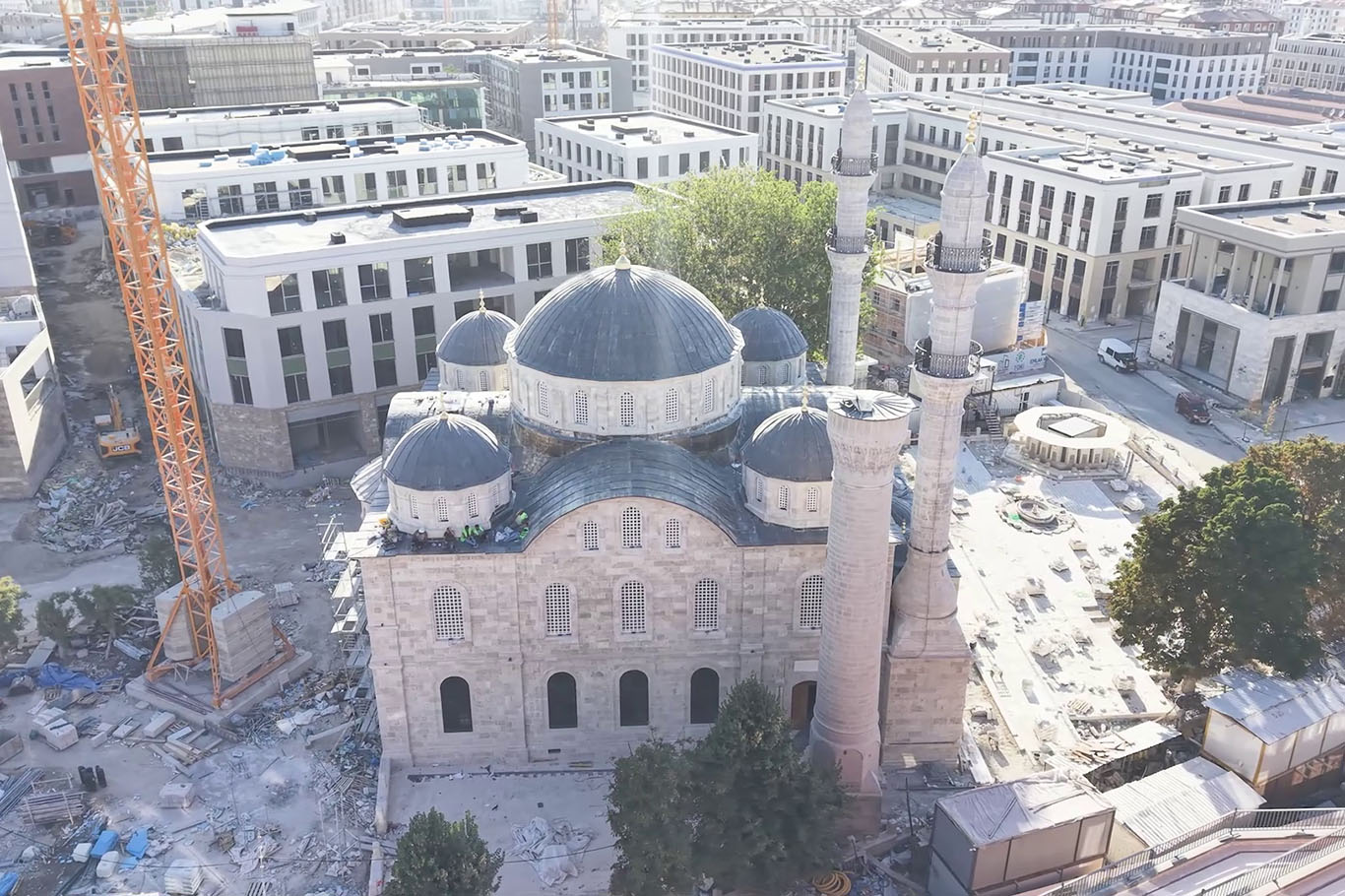 Depremde yıkılan tarihi Yeni Camii'nin yeniden inşasında sona gelindi