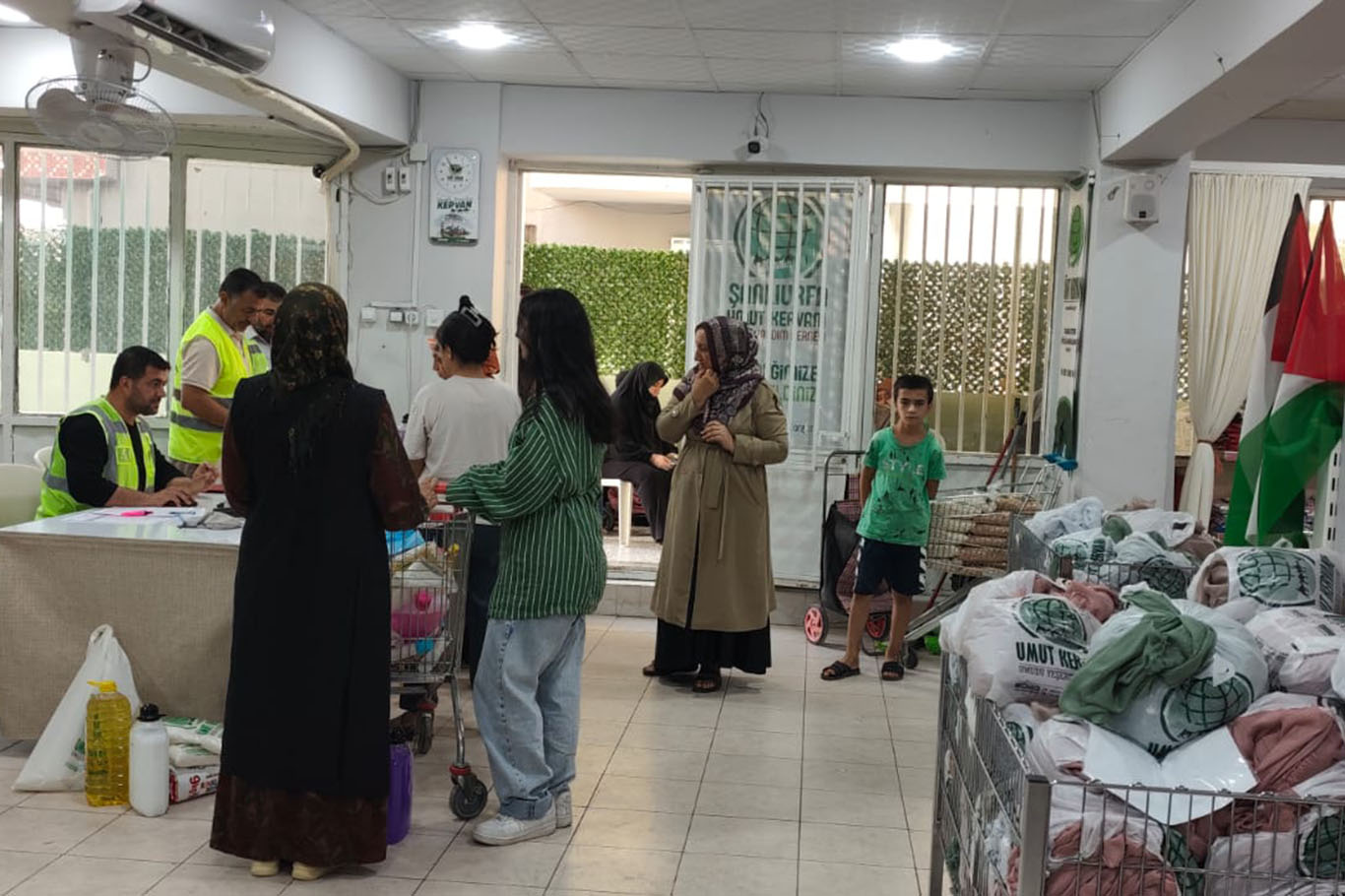 Şanlıurfa'da yüzlerce ihtiyaç sahibi aileye yardım ulaştırıldı