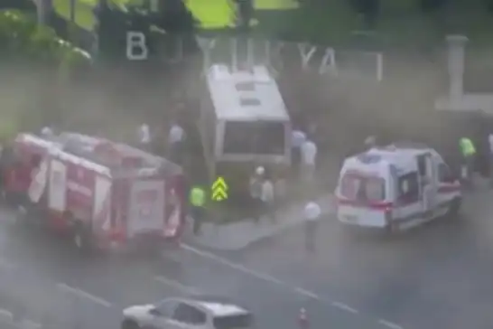 Zeytinburnu'nda İETT otobüsü duvara çarptı: 2 ölü, 16 yaralı