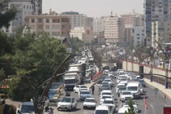 Mardin’in en işlek yolunda gündüz vakti asfalt çalışması