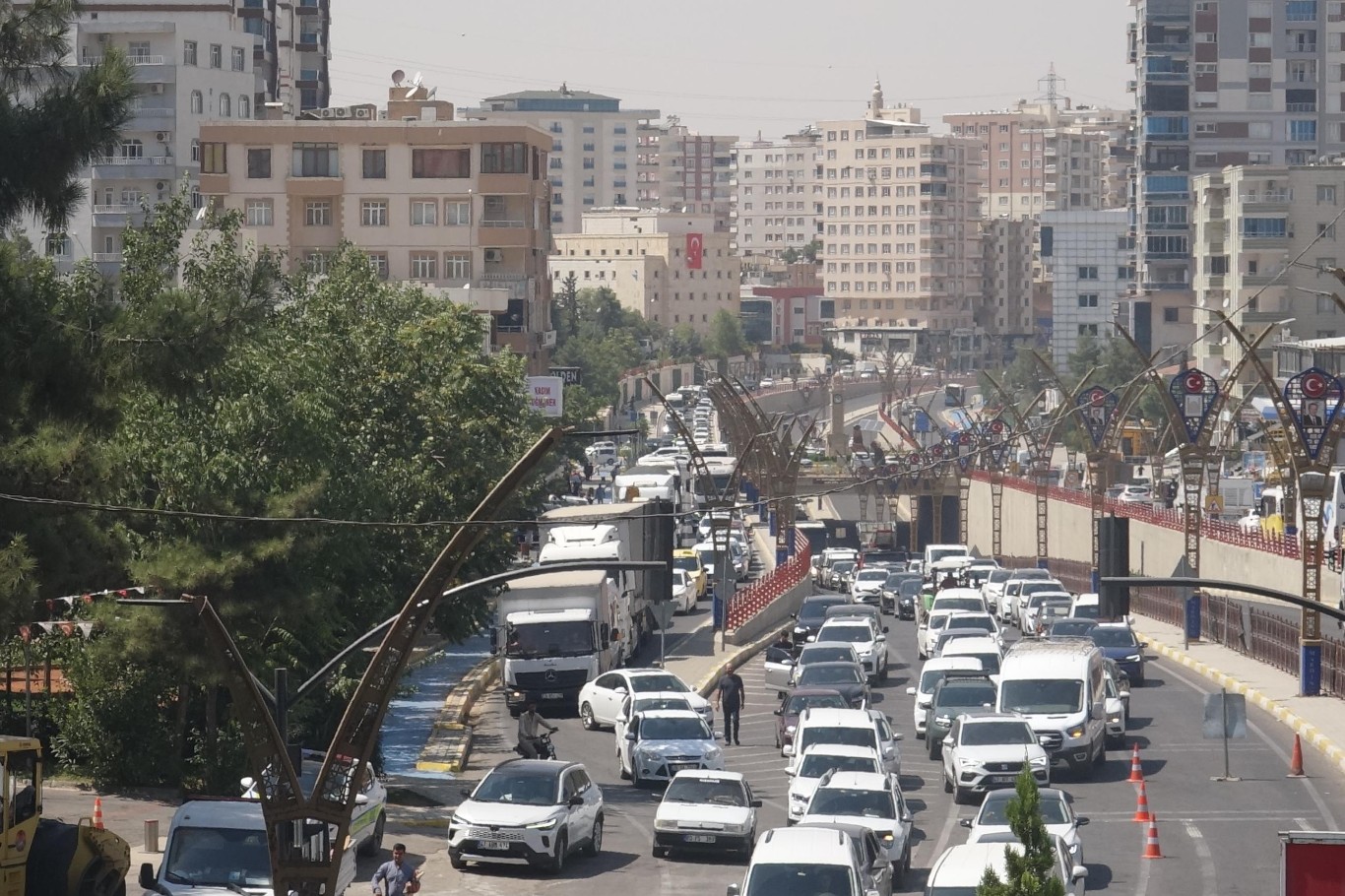 Mardin’in en işlek yolunda gündüz vakti asfalt çalışması: Metrelerce araç kuyruğu oluştu
