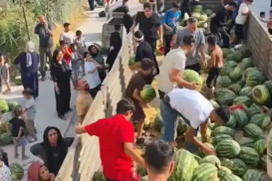 Mardin’de bir hayırsever tır dolusu karpuzu mahalleliye dağıttı