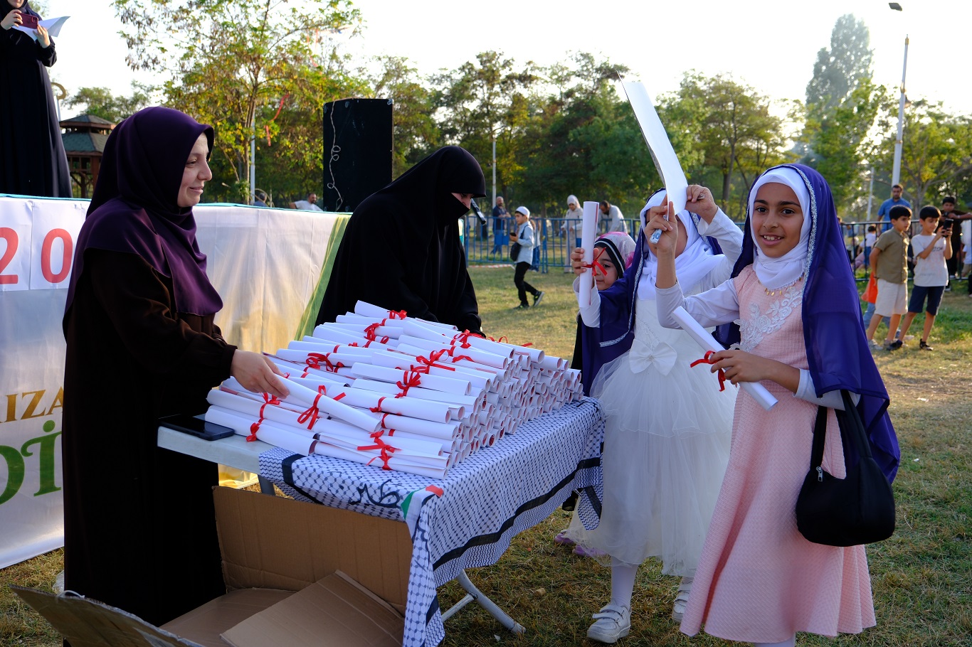 Van'da yüzlerce kız çocuğu tesettüre ilk adımını attı