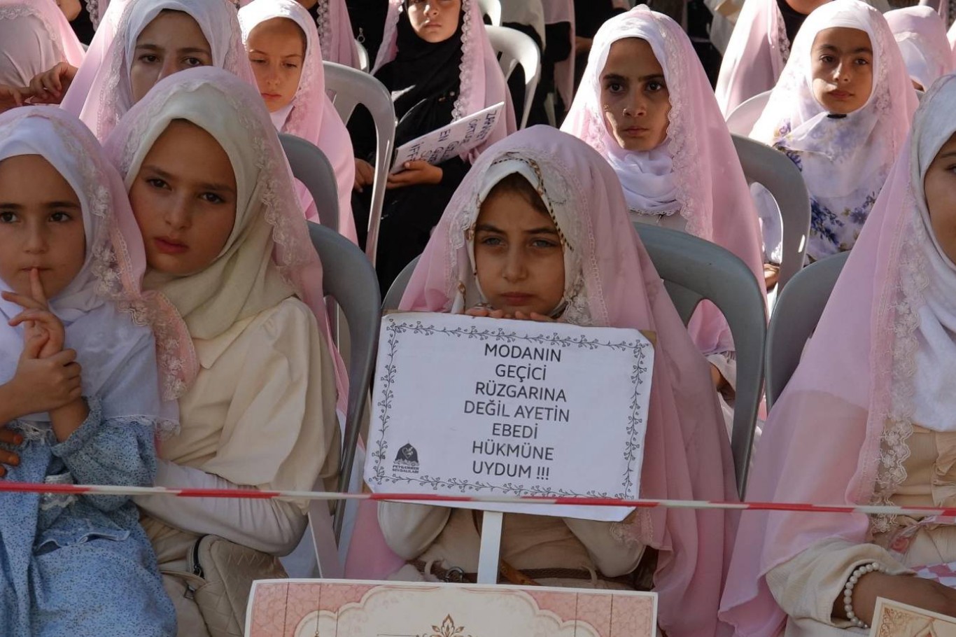 İlk kez Allah'ın emriyle örtünen kız çocukları: Kapanınca kendimi onurlu ve gururlu hissediyorum