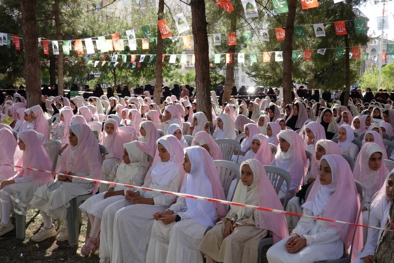 İlk kez Allah'ın emriyle örtünen kız çocukları: Kapanınca kendimi onurlu ve gururlu hissediyorum
