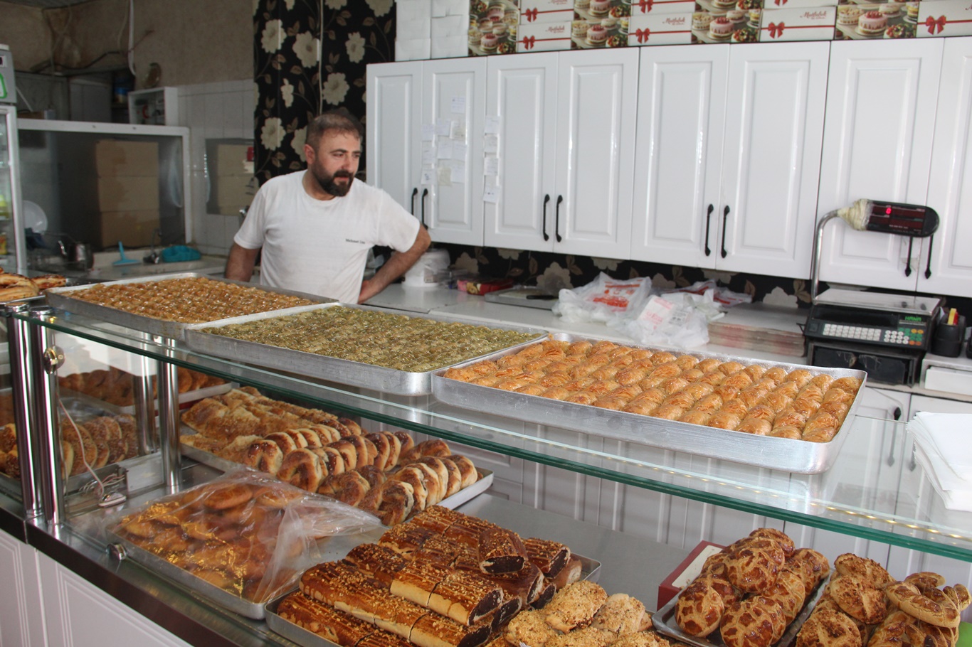 Pastanelerde yazın tatlı tüketiminin azalmasıyla işler durma noktasına geldi: Esnaf artan maliyetlerden de dertli